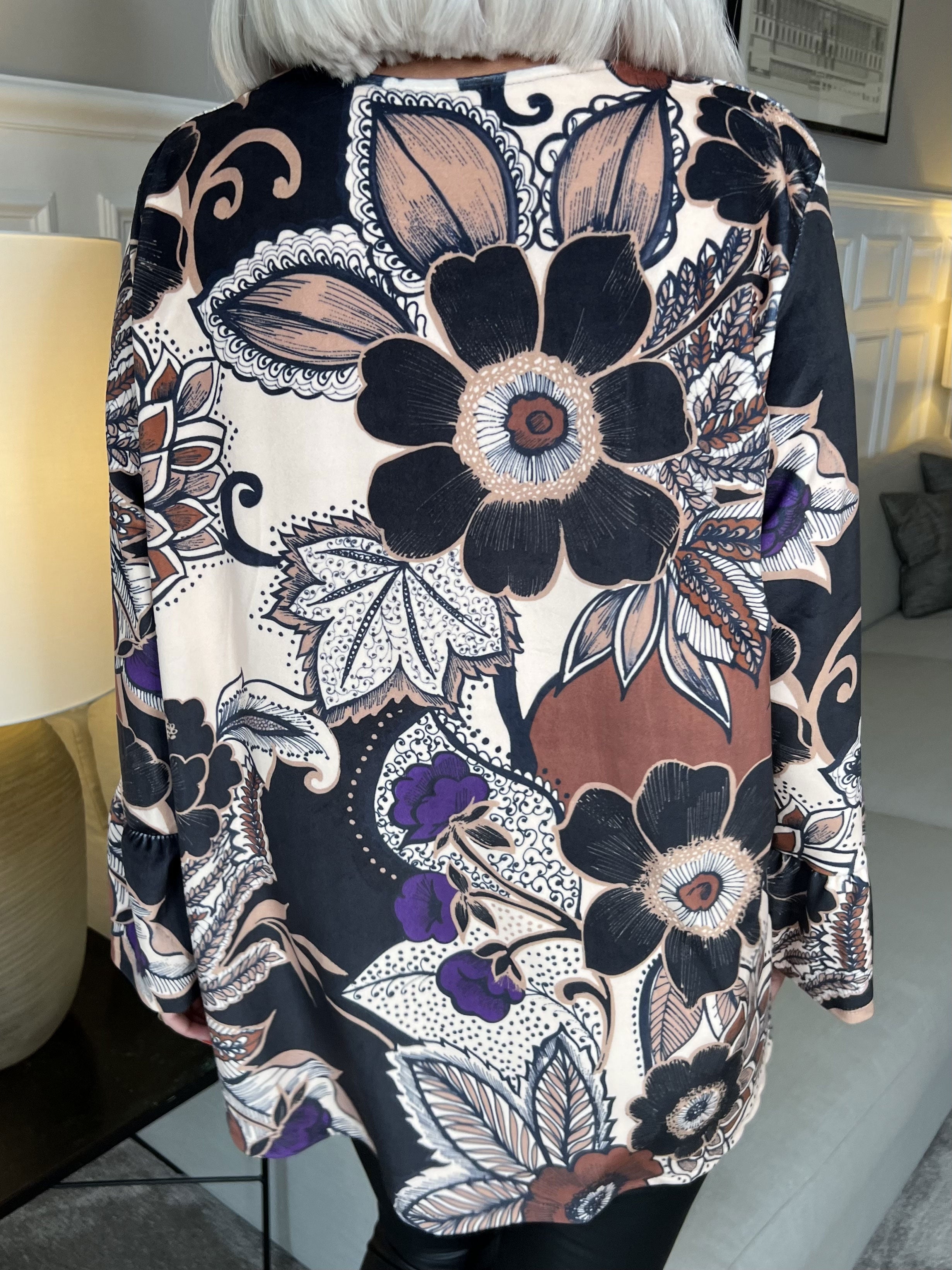 Romana - Mjuk blus med mönster